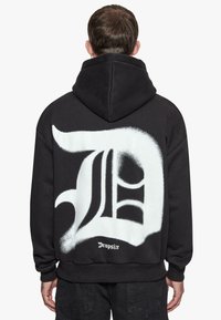 Schwarzer Hoodie mit einem großen, weiß gesprayten Buchstabendesign auf dem Rücken, mit gerippten Bündchen und dem Text "Dropsize" am Saum.