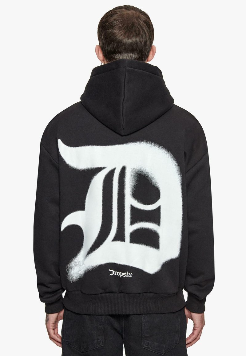Schwarzer Hoodie mit einem großen, weiß gesprayten Buchstabendesign auf dem Rücken, mit gerippten Bündchen und dem Text "Dropsize" am Saum.