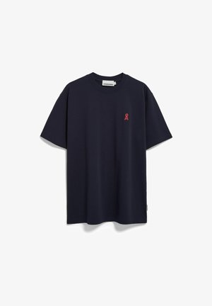 Marineblaues Baumwoll-T-Shirt mit rundem Ausschnitt, kurzen Ärmeln und einem roten Bandlogo auf der linken Brust. Weiche Textur, lässige Passform.