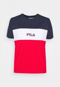 Heren T-shirt met een marineblauwe bovenkant, witte middenstuk en rode onderkant. Gemaakt van katoen, met een Fila-logo in het midden van de witte strook.