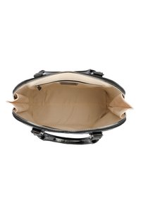 Borsa a mano in pelle verniciata nera con una superficie liscia, foderata in tessuto beige e chiusura con zip. L'interno presenta due tasche aperte.