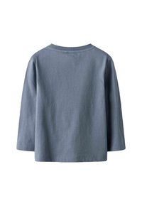 Długi rękaw t-shirt w miękkim niebieskim bawełnie, z okrągłym dekoltem i prostym wykończeniem, o gładkiej, niezdobionej teksturze.