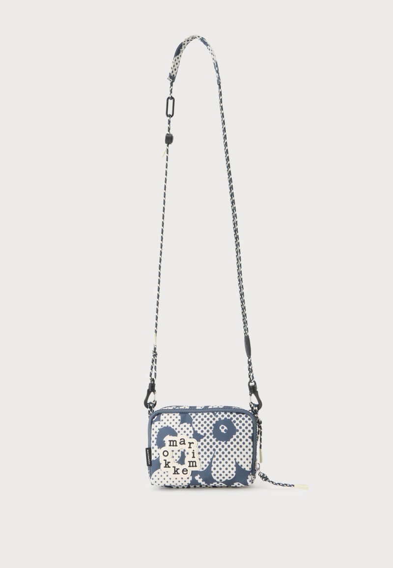 Μικρή ορθογώνια τσάντα crossbody με ρυθμιζόμενο ιμάντα, λευκό και ναυτικό μπλε λουλουδάτο μοτίβο και ετικέτα "marimekko" μπροστά.