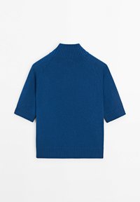 Pull en maille bleu à manches courtes avec col montant côtelé, poignets et ourlet, posé à plat sur fond blanc.