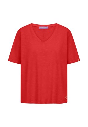 Rode korte mouw T-shirt met V-hals, een klein wit hartje linksonder en een paarse label binnenin de kraag.