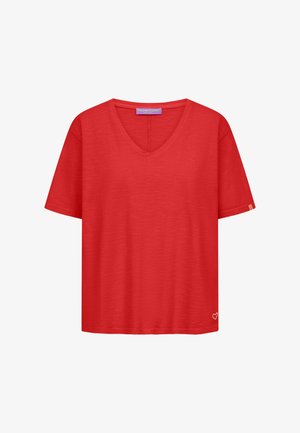 Rode korte mouw T-shirt met V-hals, een klein wit hartje linksonder en een paarse label binnenin de kraag.