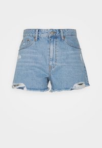 Pantalones cortos de mezclilla azul claro con cintura alta, detalles desgastados, dobladillo deshilachado y bolsillos frontales. Cierre con botón metálico y trabillas para cinturón.