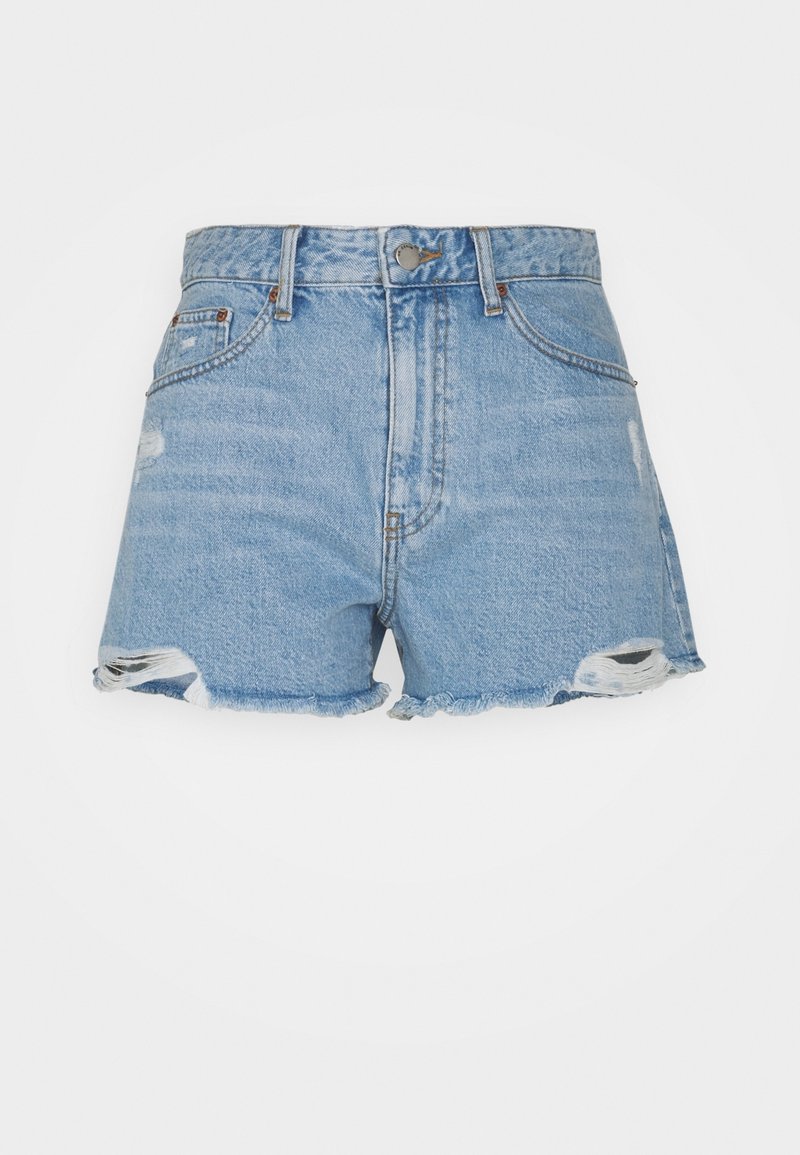 Pantalones cortos de mezclilla azul claro con cintura alta, detalles desgastados, dobladillo deshilachado y bolsillos frontales. Cierre con botón metálico y trabillas para cinturón.