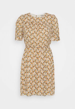 Vestido de manga corta con un patrón geométrico en naranja, amarillo y marrón sobre un fondo beige claro; cintura ceñida, escote redondo.