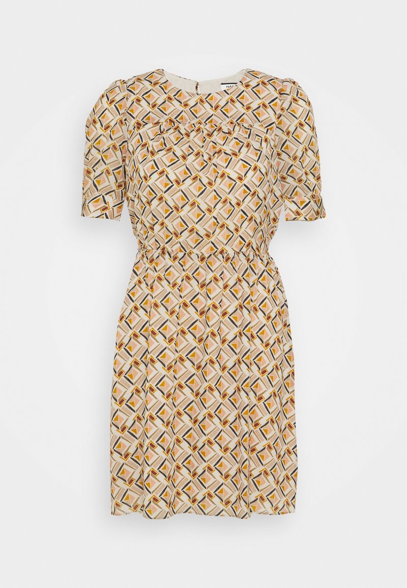 Robe à manches courtes avec un motif géométrique en orange, jaune et marron sur un fond beige clair ; taille cintrée, col rond.