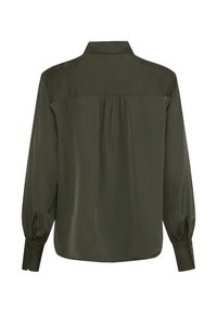 Blusa verde scuro con colletto, maniche lunghe e polsini con bottone. Presenta un dettaglio con piega sul retro e una texture in tessuto liscia e lucida.