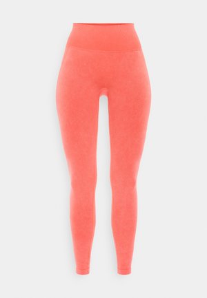 Korallivärvi kõrge vöökohaga õmblusteta retuusid soonikkoes vöökohaga ja täispikkuses kitsenevate säärtega, tavalise taustaga.