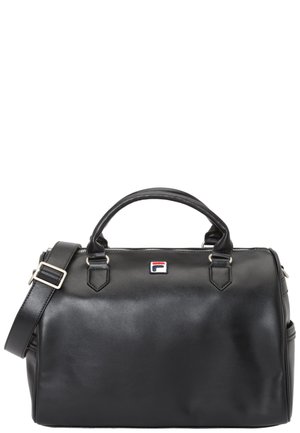 Zwarte leren duffeltas met dubbele handvatten, verstelbare schouderriem, zilveren ritssluiting en klein rood-wit-blauw Fila-logo aan de voorkant.