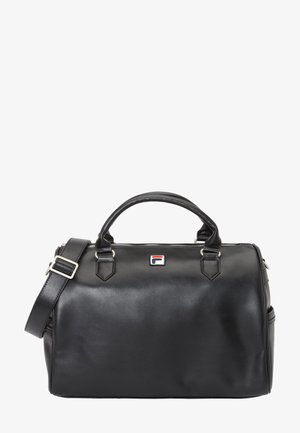 Musta nahkainen duffel-laukku, jossa on kaksinkertaiset kahvat, säädettävä olkahihna, hopeinen vetoketju ja edessä pieni punavalkoinen ja sininen Fila-logo.