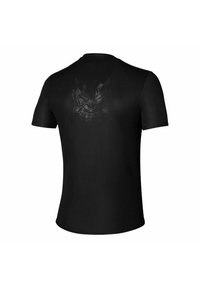 Camiseta negra de manga corta con un sutil gráfico de una cara de diablo gris oscuro centrado en la parte posterior, entre los omóplatos.