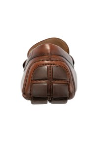 Mocasín de cuero marrón con punta redondeada, detalles de costura y suela de goma texturizada con cuatro almohadillas de tracción rectangulares.