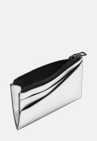 Srebrny metaliczny portfel na zamek błyskawiczny o smukłym designie, z czarnym wnętrzem z tkaniny i płaskim kształtem, umożliwiającym łatwe przechowywanie.