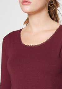Vero Moda Petite VMDANIMAXI O-NECK - Camisola de manga comprida - port royale
