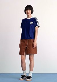 adidas Originals ADICOLOR 3-STRIPES PINSTRIPE - Camiseta estampada - dark blue