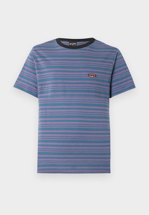 Camiseta de manga corta con rayas horizontales azules y moradas, cuello redondo negro y un pequeño logo de ola naranja en el lado izquierdo del pecho.