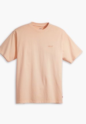 Helles Pfirsichfarbenes kurzärmliges Levi's Baumwoll-T-Shirt mit Rundhalsausschnitt und kleinem gesticktem Logo auf der linken Brust.