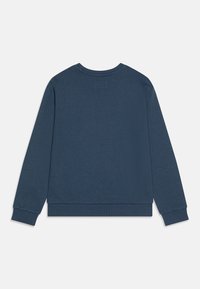 Felpa blu navy con scollatura rotonda, maniche lunghe, polsini e orlo a coste. Il tessuto sembra morbido e con una texture liscia.