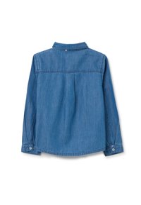 Camisa de mezclilla azul de manga larga con cuello abotonado, que presenta un pliegue en la parte posterior, costuras sutiles y puños abotonados.
