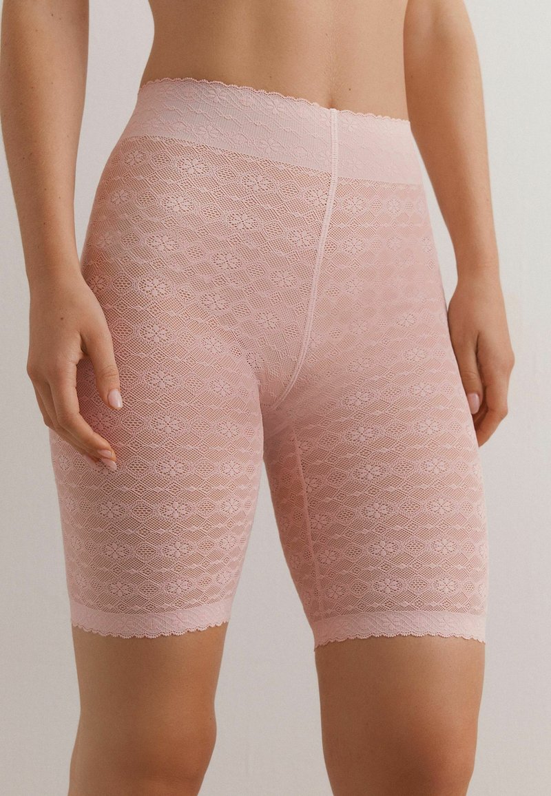 Rosa spetsshorts med elastisk midja, med ett blommönster och scalloped kant. Lättviktig och figurnära design.