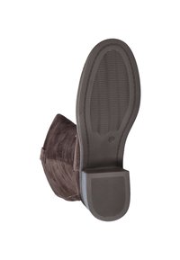 Bottine en daim marron avec un petit talon bloc, semelle texturée et couture sur le côté. La semelle présente un motif antidérapant pour une meilleure adhérence.