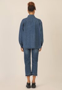 Apart MIT KRISTALLSTEINEN - Overhemdblouse - mittelblau