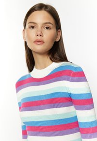 Sweter z prążkowanego dzianiny z poziomymi paskami w kolorze różowym, fioletowym, niebieskim i białym. Okrągły dekolt i krótkie rękawy. Gładka faktura.