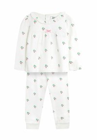 Set di pigiama in cotone bianco con top a maniche lunghe e colletto arricciato con fiocco rosa, e pantaloni con motivo ripetuto di fragole rosa e verde.