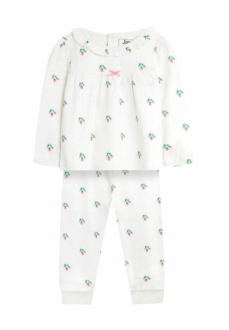 Set di pigiama in cotone bianco con top a maniche lunghe e colletto arricciato con fiocco rosa, e pantaloni con motivo ripetuto di fragole rosa e verde.
