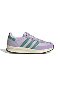 Zapatilla Adidas de color púrpura claro y verde con tres franjas verdes, suela blanca acolchada etiquetada como Cloudfoam y suela exterior de goma negra.