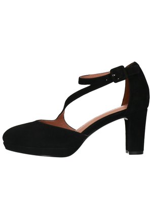 Zwarte suede hoge hak met enkelband, open uitsparingen, ronde neus en massieve blokhak. Gladde textuur en gevormd ontwerp.