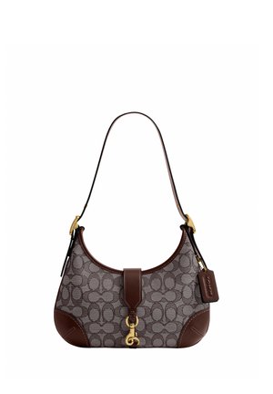 Petit sac à épaule marron monogrammé avec garniture en cuir, fermoir en métal doré et étiquette en cuir attachée.