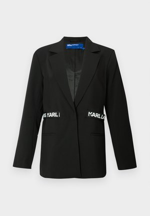 Svart blazer med en skräddarsydd passform, enkelknäppning, två framfickor och "Karl"-logotypdetaljer på sidorna. Slät tygtextur.