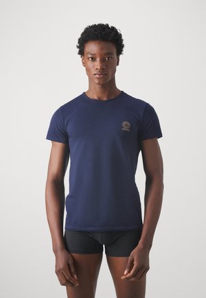 Dunkelblaues Kurzarm-T-Shirt aus weichem Stoff mit rundem Hals und einem kleinen, goldenen, gestickten Versace-Logo auf der Brust.