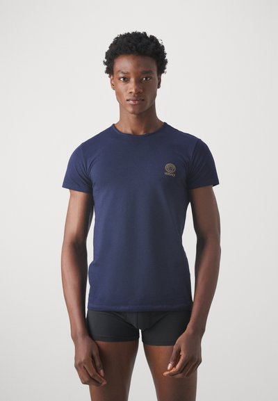 Dunkelblaues Kurzarm-T-Shirt aus weichem Stoff mit rundem Hals und einem kleinen, goldenen, gestickten Versace-Logo auf der Brust.