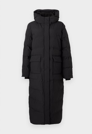 Dlouhá černá péřová bunda s vysokým límcem, dvěma předními kapsami, prošívanou texturou a zipem po celé délce.