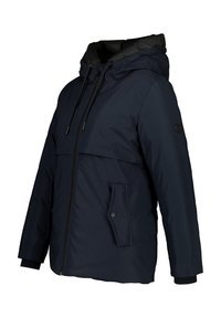 Giacca a vento blu navy con cappuccio, zip frontale, tasche laterali e polsini elastici. Il materiale sembra liscio con un design leggero.