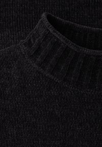 Czarny sweter z golfem o fakturowanym, prążkowanym kołnierzu. Tkanina wydaje się miękka i lekko puszysta, w jednolitym kolorze bez wzorów.