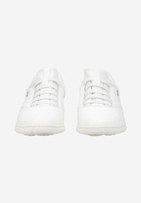 Chaussures de sport blanches avec lacets, vues de face, présentant des orteils arrondis et des tiges synthétiques lisses.