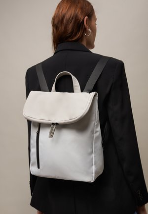 MISAKO SENAY  - Matkakott - grey