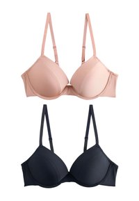 Zwei gefütterte BHs flach ausgelegt, einer beige mit passenden Trägern oben und einer schwarz mit schwarzen Trägern unten, auf weißem Hintergrund.