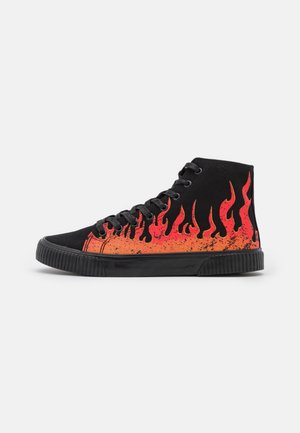 Sort højtop-sneaker med rød og orange flammedesign på siden og sort gummisål og snørebånd mod en hvid baggrund.