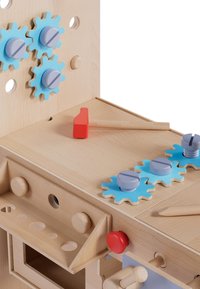 Houten speelgoed werkbank met blauwe tandwielen, een rode hamer, houten knoppen en uitsparingen voor het spelen met gereedschap en de ontwikkeling van fijne motoriek.