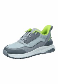Szare buty sportowe wykonane z siateczki i zamszu, z wyrazistymi zielonymi akcentami, amortyzującą podeszwą oraz elastyczną, teksturowaną podeszwą środkową.