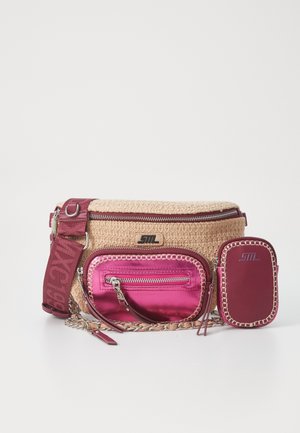 Sac bandoulière beige texturé avec bordure bordeaux, poche avant brillante rose zippée, pochette téléphone détachable et large sangle réglable avec texte.