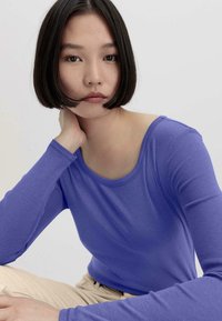 hessnatur SLIM - Langarmshirt - irisblau